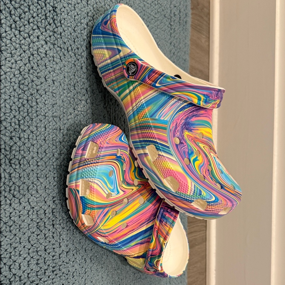 CROCS Men’s Multicolor Swirl Clogs